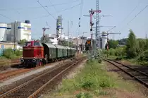 V 65 001 mit ihrem Sonderzug von Detmold nach Osnabr�ck bei der Einfahrt in den Bahnhof Lage (Lippe), der noch eine sehr sch�ne Formsignalkulisse besitzt, 29.05.2011.