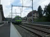 Hier f�hrt ein NPZ der BLS als S4 nach Thun am 22.5. in den Bahnhof Burgdorf ein. Bevor er den Bahnhof erreicht muss er noch diese Kurve durchfahren, weswegen er leicht schr�g liegt.