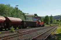 Die Kreisbahn Siegen-Wittgenstein (KSW) mit der northrail - Mietlok eine MaK G 1206 am 23.05.2011 in Herdorf, mit G�terzug (leer) auf �bergabefahrt in Richtung Betzdorf.