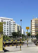Impressionen von der Algarve: Bahn�bergang nur f�r Fu�g�nger in Olhao. Das geht - bei etwa 30 Zugbewegungen pro Tag. 21.5.2011 