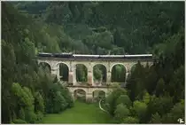 �ber das 46 Meter hohe Kalte Rinne Viadukt, fahren 1041 015 & 33 132 mit dem Sonderzug R 14552 von M�rzzuschlag nach Wien Heiligenstadt. Breitenstein 28.5.2011

