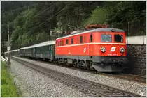 Den zweiten Sonderzug ( E 17274 ) �ber den Zauberberg, bespannte am Samstag die Nostalgie E-Lok 1010 003 von M�rzzuschlag nach Wien FJBf. 
Gloggnitz 28.5.2011