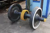 Triebwagen-Treibrad als Schaustück aufgestellt im Depot Mahachai. 15.März 2011.