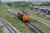 ALS 4111 (Co'Co', de, Alsthom, Bj.1974/75) f�hrt am 16.M�rz 2011 im Bf. Bang Sue Junction in die Abstellgruppe um einen Leerpersonenzug nach Hua Lamphong zu f�hren.