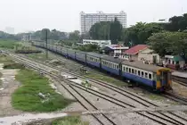 Leerpersonenzug nach Hua Lamphong, gezogen von der ALS 4111, am 16.M�rz 2011 im Bf. Bang Sue Junction.