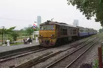 ALS 4130 (Co'Co', de, Alsthom, Bj.1974/75) f�hrt am 16.M�rz 2011 mit dem ORD 207 nach Nakhon Sawan in den Bf. Bang Sue Junction ein.