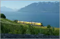 Der  Train des Vignes  12058 kurz vor Chexbres im Sonnenmorgenlicht und vor der Kulisse des Lac L�man und der Walliser Alpen am 29. Mai 2011
