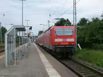 Menschenleer der Bahnsteig in Rostock Bramow,als 143 952,die S1 von Warnem�nde zum Rostocker Hbf,am 28.Mai 2011,schob.