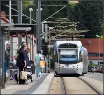 Kurvige Einfahrt - 

Haltestelle Riegelsberghalle der Saarbahn im unteren Bereich von Riegelsberg. Die Hochkettenfahrleitung ist hier doch sehr auffällig. Gut erkennen kann man auch, dass nicht alle Masten unbedingt genau senkrecht aufgestellt sind. 

28.05.2011 (J)