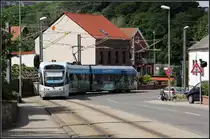 Enge Kurve - 

Nach der Haltestelle Riegelsberghalle fährt die Saarbahn auf eingleisiger Strecke zunächst um eine recht enge, langezogene Kurve. Bis zur Haltestelle Riegelsberg Rathaus geht es ständig bergauf. (Gut versteckt hinter dem Masten ist Hans an seiner Position erkennbar.) 

28.05.2011 (M)