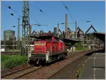 294 854-5 durchf�hrt am 29.05.2011 den Bahnhof von V�lklingen vor der malerischen Kulisse der zum UNESCO Weltkulturerbe geh�renden V�lklinger H�tte. (Hans)