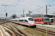 403 001 und 403 054 „Frauenfu�ball Weltmeisterschaft 2011“ (nat�rlich an 2. Stelle...) als ICE 527 am 31.05.2011  bei der Einfahrt in M�nchen Hbf.