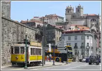 Da ich keine schwarzen Balken Gesichter mag, habe ich mich f�r ein anderes Bild entschieden. Es zeigt das Porto Tram City Tour auf dem letzten Meter Geleise an der Pra�a Infante Dom Henrique mit der Kathedrale im Hintergrund.(14.05.2011)