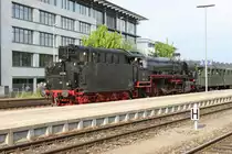 41 018 mit dem Sonderzug  Bodensee  am 1 Mai 2011 in Friedrichshafen Stadt, in k�rze f�hrt der aus lindau kommende Zug weiter nach Ulm.