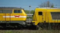 W�hrend die kleinen West V 100 von Wiebe die ganze Arbeit machten, ruhten sich das ganze Osterwochenende �ber die gro�en Schwestern in Form von 216 032-3 und 264 011-8 im Bahnhof Eschwege West aus. Aufgenommen am 20.04.2011.