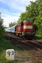 Der Hilfszug mit 742 074 bei Ausf. aus dem Bf �luknov am 08.05.2011
