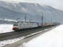 Die 186 281 und die 186 104 am 29.01.2011 mit einem KLV-Zug unterwegs bei Schwaz. 