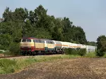 Die 217 002 und die 217 014 am 25.08.2009 mit einem Kesselwagenzug unterwegs bei T��ling. 
