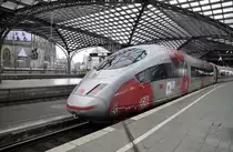 Der Frauenfu�ball ICE 403 054-0 mit ICE III von Frankfurt am Main endet hier in K�ln Hbf am 31.05 2011.