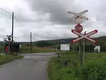 Bahn�bergang bei Bahnhof Lutiţa am 31-8-2010.