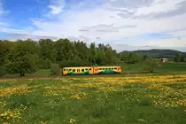 914/614 096 als MOs26042 unterwegs im Gemeindegebiet von Mikul�ovice, auf der tsch. KBS 084, am 08.05.2011. Der Zug hat den Hp Mikul�ovice h.n. bereits passiert und ist ist auf der Fahrt zum Hp Mikul�ovice střed. 
