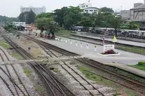 Blick Richtung Hua Lamphong vom �bergangssteg auf den Bahnsteig f�r die Z�ge der Northern- und North-Eastern-Line des Bf. Bang Sue Junction am 16.M�rz 2011. Rechts im Bild der Bahnsteig f�r die Z�ge der Southern-Line.
