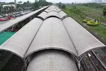 Dach des Bahnsteiges der Z�ge der Southern-Line in Richtung Norden gesehen. Bf. Bang Sue Junction am 16.M�rz 2011.