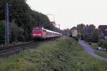 110 490-0 mit D 2767 Hamburg Hbf - Altenbeken, bei der Durchfahrt durch den Bahnhof Leopoldstal am 01.06.2011, bei fast  null  Licht ...
 