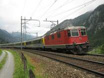 ETR 470 Ersatzverkehr am Gotthard: Im Bild Re 4/4 II 11140 mit 6 teiligem Ersatz EC 19 kurz vor G�schenen, 02.06.2011.