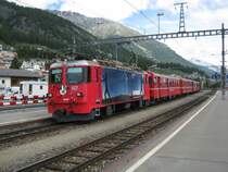 Ge 4/4 II 617 mit RE 1327 bei Einfahrt in Samedan. Hinter der Lok ist der BDt 1723, ein AB, ein B, ein zweiter BDt (1722) sowie ein G�terwagen angeh�ngt, 03.06.2011.