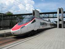 ETR 610 014 als EC 57 bei Ausfahrt in Spiez, 04.06.2011.