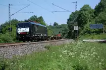 189 289 mit ihrem Containerzug an wohl unverkennbarer Stelle, 03.06.2011.