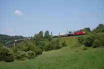 185 xxx mit ihrem gemischten G�terzug noch halb auf dem Bekeviadukt, kurz hinter Altenbeken, 03.06.2011.
