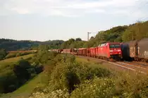 152 092-3 f�ht kurz hinter Altenbeken mit ihrem Gemischtwarenladen dem Sonnenuntergang entegegen, 03.06.2011.