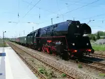 01 0509 mit dem Sonderzug,der einige Stunden zuvor von Berlin Wannsee nach Putbus fuhr,am 04.Juni 2011,in Bergen/R�gen.