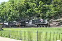 Norfolk Southern #9786 und 9020 (C40-9W) fahren �ber Horseshoe Curve, Altoona Pennsylvania.  Der Lokf�hrer feiert Memorial Day, 29/5/2011.