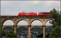 Enzviadukt in Bietigheim - 

Nur noch unter den unteren Bögen wird der Brückendurchblick durch die Stadtlandschaft ausgefüllt. Leider hatte ich zu spät realisert, dass es sich hier um einen Lokzug (185-158-3 führend) handelt, denn sonst hätte ich ihn noch etwas weiter vorfahren lassen. Dazu war meine Reaktion zu langsam. 

04.06.2011 (M) 