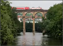 Ganz ausgefüllt - 

Blick entlang der Enz zum Bietigheimer Viadukt mit Regionalexpress nach Heidelberg. Dieser Zug hat uns dann auf seiner Rückfahrt wieder nach Stuttgart gebracht. Der gesamte Brückendurchblick wird von Landschaft und Stadt ausgefüllt. 

04.06.2011 (M)