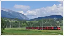 RE1240 mit Ge 4/4 II 617  Ilanz  hat die Rheinschlucht bei Castrisch verlassen. Foto entstand aus dem kreuzenden Gegenzug. (04.06.2011)