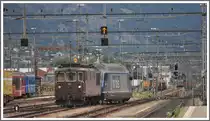 Re 425 182 und Re 465 013-1 der BLS holen G�terlast in Landquart ab. (01.06.2011)
