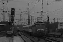 RB 38870 (Karlsruhe Hbf-Mannheim Hbf) mit Schublok 110 401-7 in Karlsruhe 34.5.11. Wegen des Wetter und des Graffiti habe ich mal schwarz-wei� gew�hlt