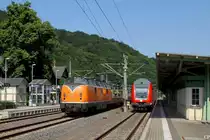 Mit einem leeren Flachwagenzug durchf�hrt 221 135-7 der BEG den Bahnhof Tharandt. (04.06.2011)
