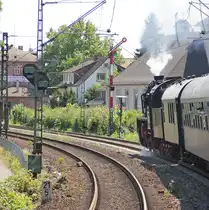 Volldampf voraus. Nachdem unser Sonderzug nach Darmstadt-Kranichstein ab Hanau von der 50 3552-2 �bernommen worden ist, galt es nur noch eine kurze Wegstrecke zum ziel zur�ckzulegen. Hier beim passieren von Gro�auheim. Aufgenommen am 02.06.2011.