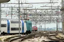 Ausfahrt eines FS-Regionalzuges in Richtung Venezia-Mestre. Im Hintergrund f�hrt gerade EC 86 mit �BB 1216 in den Bahnhofe Venezia S.L. ein. 03.05.11