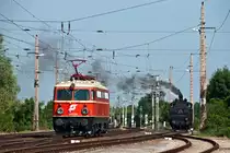 1042.23 hat den NostalgieExpress Leiser Berge nach Korneuburg gebracht, die BR 17c372 wird ihn nun bis Ernstbrunn �bernehmen. Das Foto entstand beim Lokwechsel, am 04.06.2011.