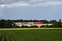 Vor den drohenden Gewitterwolken am 03.06.2011 hat der REX 2523 wieder �sterreichisches Staatsgebiet erreicht. Die Aufnahme entstand bei Marchegg.