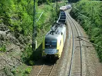 ES 64 U2-010 schl�ngelt sich am 2.Juni 2011 mit einem Sattelzug, bei Steinbach a. Wald, Ludigsstadt entgegen.