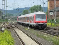 13:17 Ein Wittenberger Steuerwagen an der Spitze einer n-Wagengarnitur wird von Baureihe 111 167-3 in den Bahnhof Bamberg geschoben und bereitgestellt, um in K�rze als RB nach Lichtenfels zu fahren.