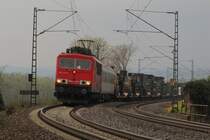 RAILION DB Logistics 155 117-5 mit einem Milit�rzug Richtung Wiesbaden, bei Erbach (Rheingau); 30.03.2011