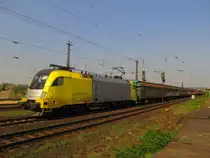 MRCE ES 64 U2-010 mit Schiebewandwagen Richtung Gro�heringen, in Naumburg (S) Hbf; 21.04.2011